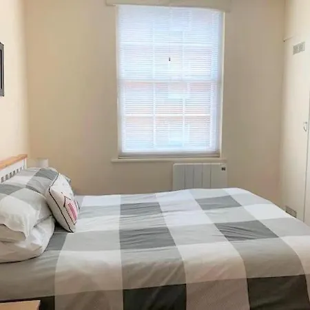Tudor - Moments From Town Centre - Bright With Sky Tv And Dvd *