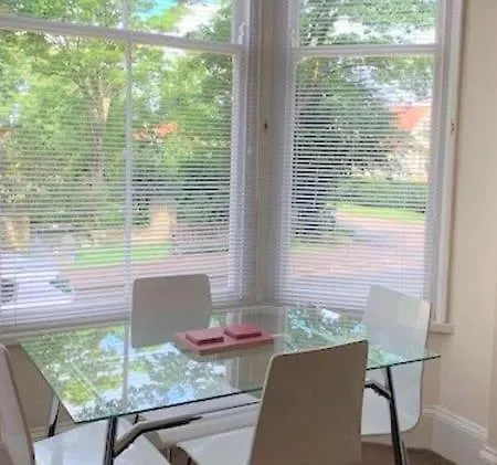 Tudor - Moments From Town Centre - Bright With Sky Tv And Dvd Lejlighed *