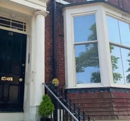 Tudor - Moments From Town Centre - Bright With Sky Tv And Dvd * Filey