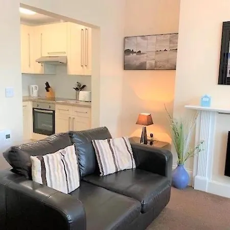 Tudor - Moments From Town Centre - Bright With Sky Tv And Dvd *